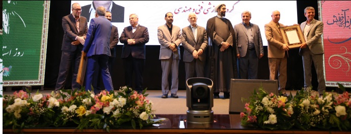 وزیر علوم تحقیقات و فناوری از رئیس دانشگاه آبان هراز بعنوان استاد نمونه کشوری تقدیر نمود