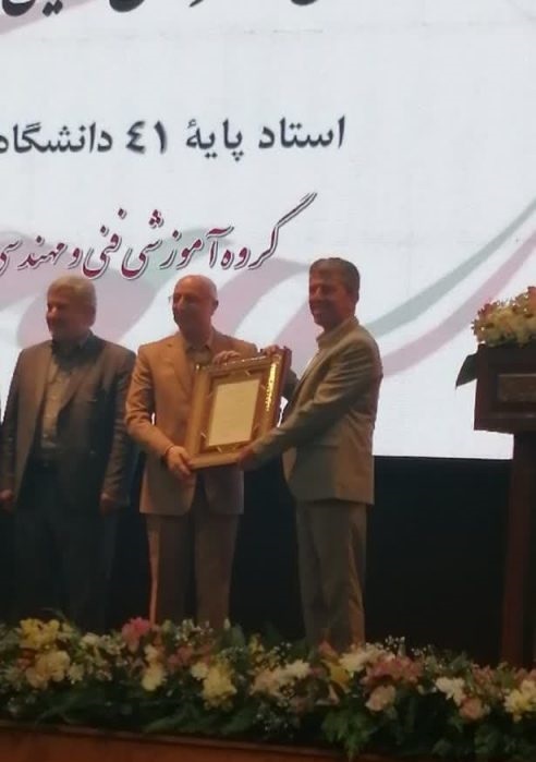 وزیر علوم تحقیقات و فناوری از رئیس دانشگاه آبان هراز بعنوان استاد نمونه کشوری تقدیر نمود